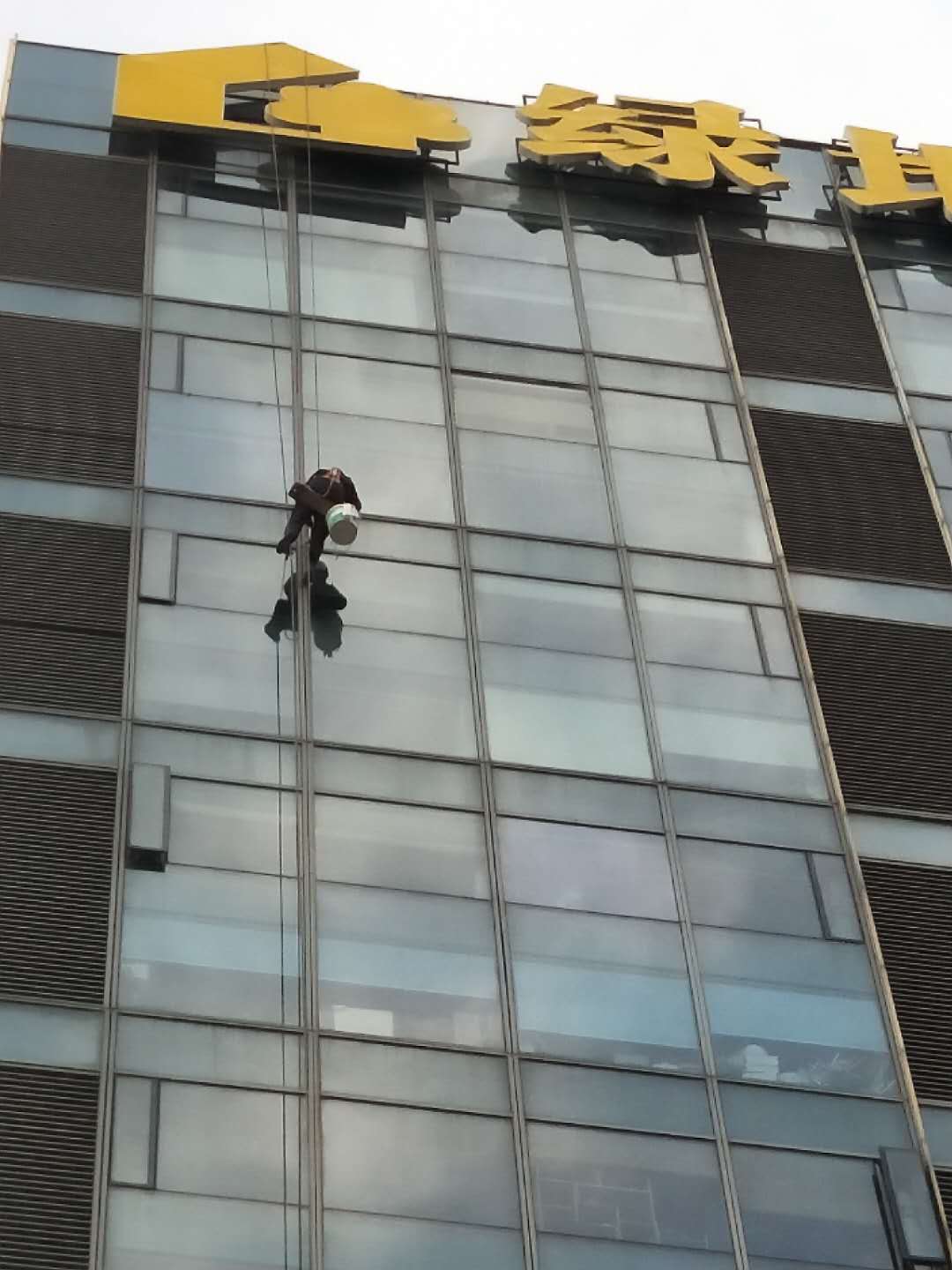 高空外墙要怎么去清洗呢？(图1)